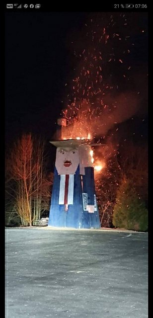 Fotografija: Ogenj je drugič v nekaj dneh zajel kip Donalda Trumpa. FOTO: Moravce.si