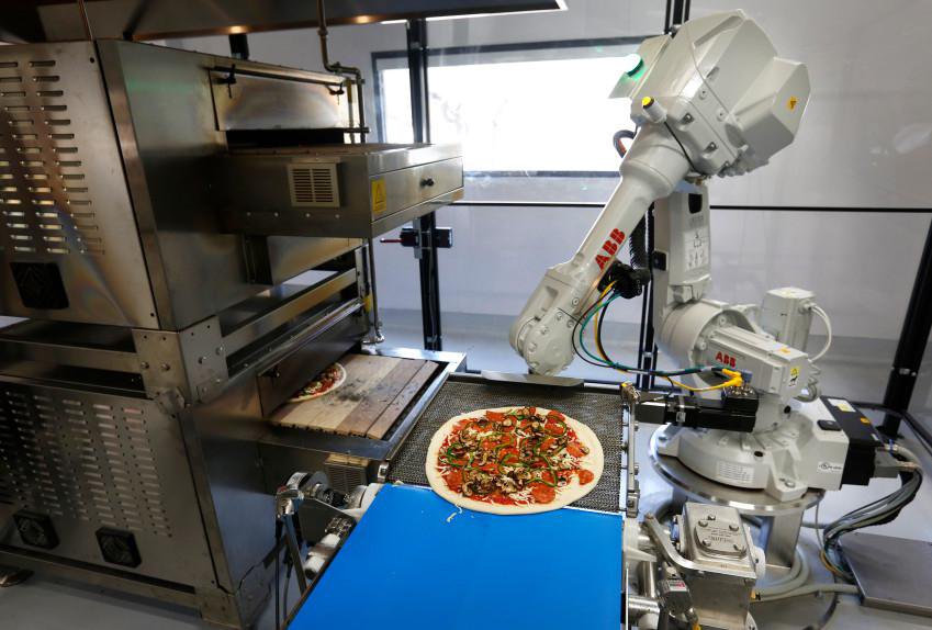 Fotografija: Robotizirana priprava pice v podjetju Zume Pizza.