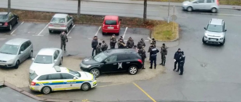Fotografija: Nekaj policistov je brez zapleta legitimiralo skupino pripadnikov Štajerske varde. FOTO: O. B.
