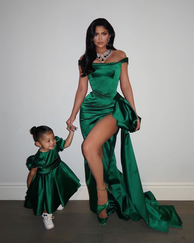 Jennerjeva in njena enoletna hči sta nosili ujemajoči se dizajnerski obleki. FOTO: Instagram