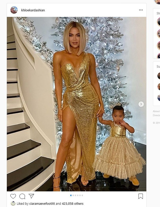 Khloe in njena enoletna hčerka True sta blesteli v zlatih oblekah. FOTO: Instagram