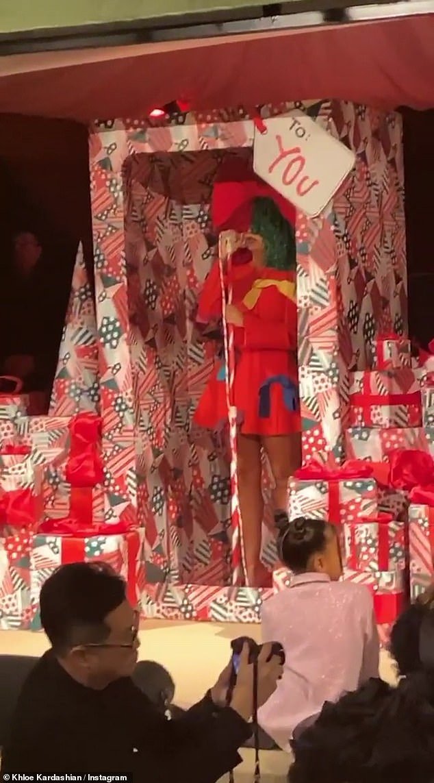Pevka Sia je nastopala na odru, polnem velikanskih darilnih škatel. FOTO: Youtube