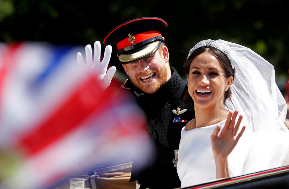 Fotografija: Princ Harry in Meghan Markle sta pomahala v slovo britanskemu dvoru. FOTO: Reuters