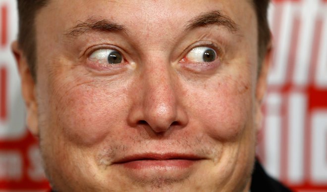 Ustanovitelju Tesle in največjemu posamičnemu delničarju Elonu Musku se lahko upravičeno reži. FOTO: Reuters