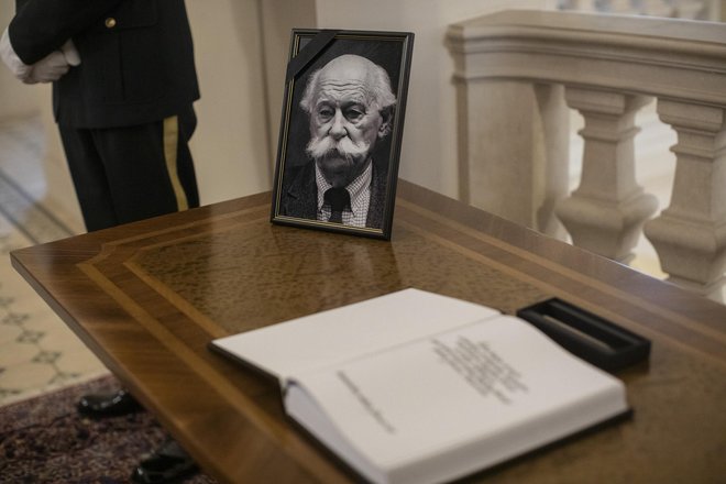 Žalna knjiga za pokojnim Janezom Stanovnikom v predsedniški palači. FOTO: Voranc Vogel