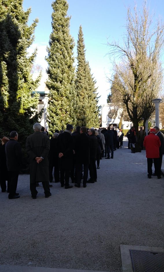 Pogreba se udeležujejo tudi veljaki Socialnih demokratov. FOTO: T. V.