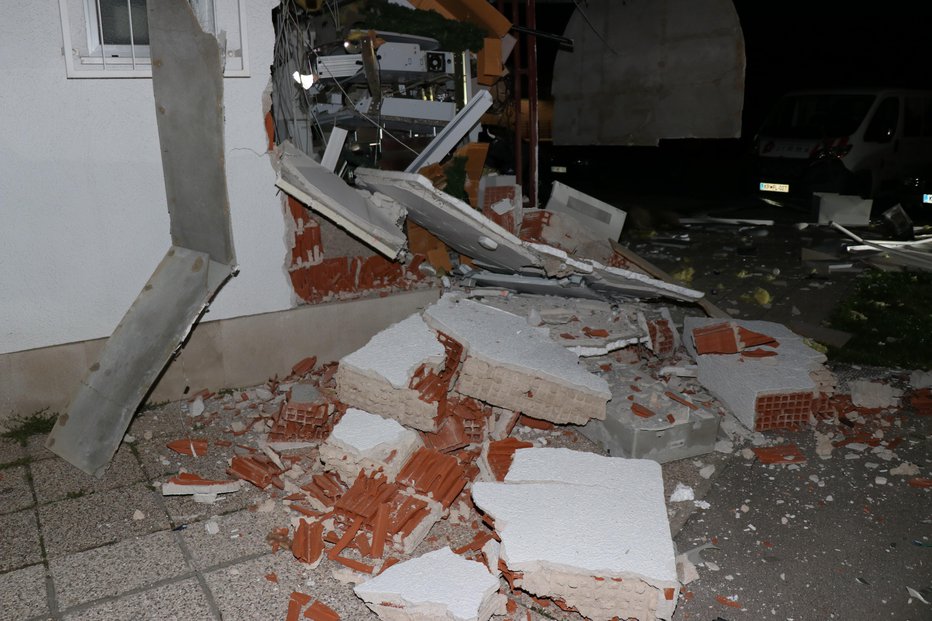 Fotografija: Velika tatvina iz bankomatov s povzročitvijo eksplozije. FOTO: PU Koper