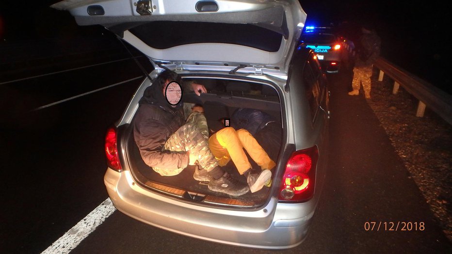 Fotografija: Trije tujci so sedeli v avtomobilu, dva pa sta se stlačila v prtljažnik. Fotografija je simbolična. FOTO: PU Maribor