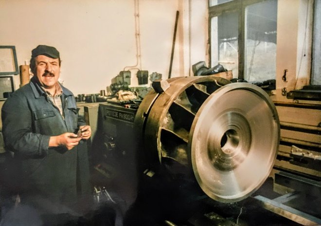 Metod Starman pri struženju Francisove turbine pred 20 leti FOTO: Osebni arhiv