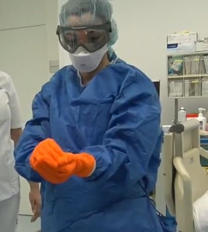 Fotografija: Tako se bodo zaščitili zdravstveni delavci ob sumu na koronavirus. FOTO: Youtube, posnetek zaslona