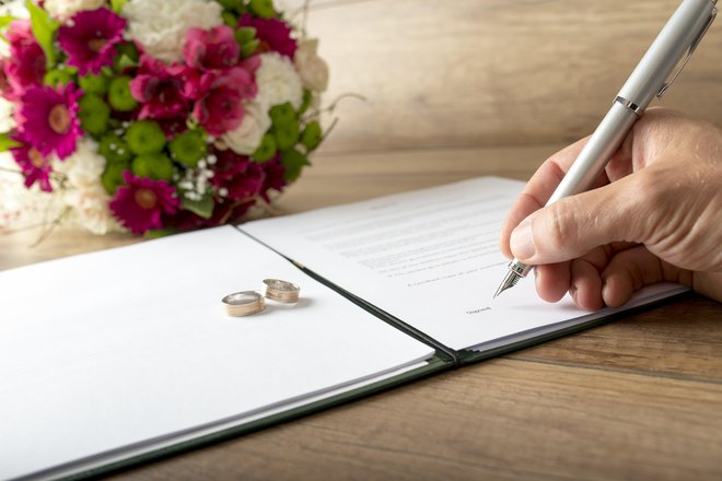 Pari pozabljajo, da s podpisom pravzaprav sklenejo poročno pogodbo. FOTO: GULIVER/GETTY IMAGES