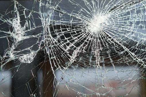Fotografija: Poškodoval je vetrobransko steklo avtobusa (simbolipčna footgrafija). FOTO: Getty Images, Istockphoto