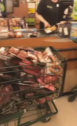 Fotografija: Takole sta do vrha z mesom napolnila svoj nakupovalni voziček. FOTO: Zaslonski posnetek