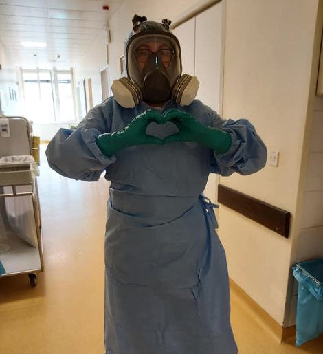 Fotografija: Medicinska sestra Vesna, ki dela z okuženimi pacienti v UKC Ljubljana. FOTO: Facebook