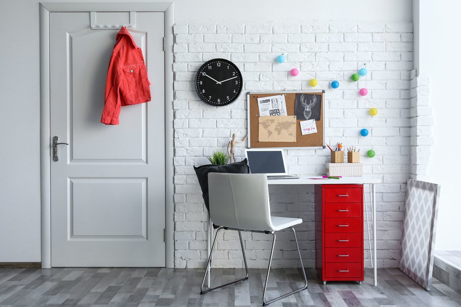 Fotografija: Kraljica organizacije doma Marie Kondo je pripravila nekaj nasvetov, kako urediti delovni kotiček doma. FOTO: Shutterstock