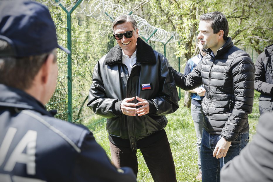 Fotografija: Borut Pahor, predsednik Republike Slovenije, in Matej Tonin, minister za obrambo Republike Slovenije, med ogledom meje v Bregu pri Sinjem Vrhu. FOTO: Uroš Hočevar