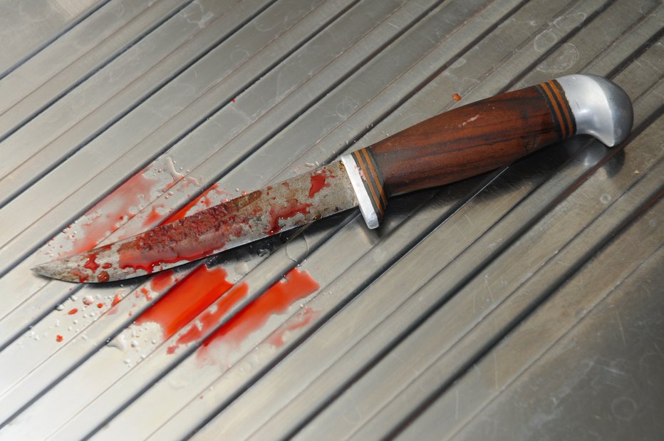 Fotografija: Z nožem jo je zabodel do smrti (simbolična fotografija). FOTO: Shutterstock Photo