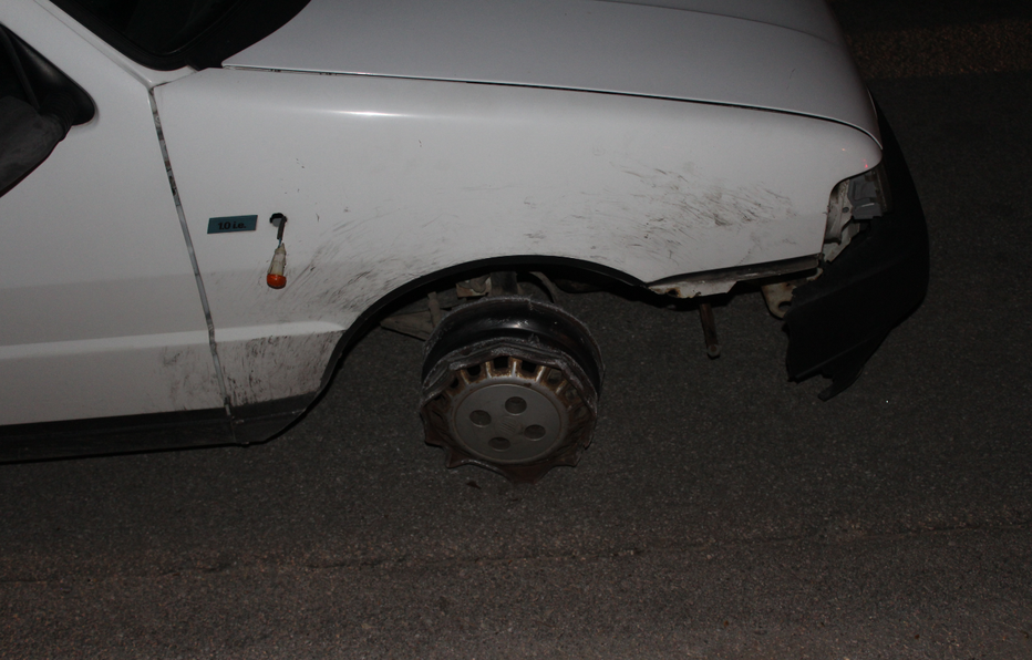 Fotografija: Avtomobil je tako rekoč sezut, a voznik ni hotel ustaviti. FOTO: Oste Bakal