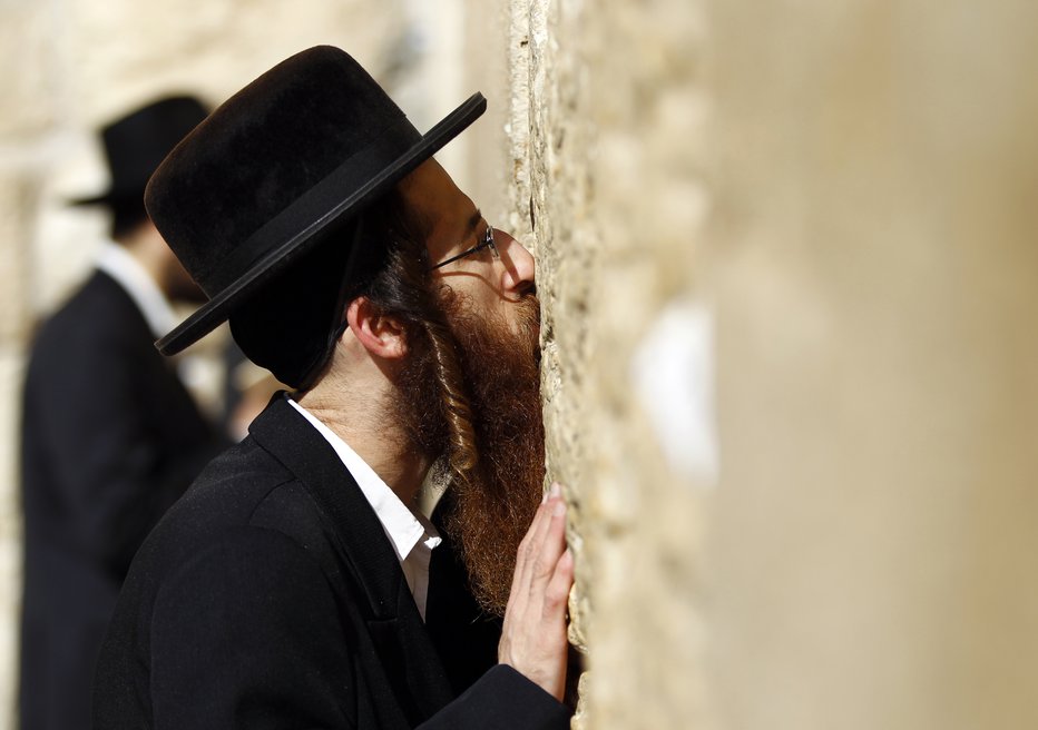 Fotografija: An ultra-Orthodox Jewish man kisses the Western Wall, Judaism's holiest prayer site, in Jerusalem's Old City November 28, 2012. Jerusalem's Old City is holy to the world's three major monotheistic religions, Judaism, Christianity and Islam. For Jews it incarnates ancient Israel, for Christians it is where Christ spent the last days of his life and for Muslims, it is where the Prophet Mohammad ascended to heaven. REUTERS/Marko Djurica (JERUSALEM - Tags: POLITICS RELIGION) - RTR3AZ51 [avtor:Djurica Marko] FOTO: Marko Djurica Reuters Pictures