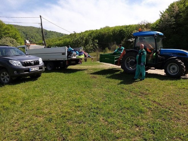 Nekatere lokacije so bile zelo težko dostopne, zato so pri čiščenju sodelovali delavci EDŠ Šentjernej, ki so lahko s traktorjem prišli do težje dostopnih predelov. Fotografije: Občina Šentjernej