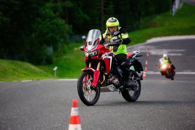 Dobro pripravljen motorist, tehnično brezhiben motocikel in primerna zaščitna oprema so formula za varno vožnjo z motornim kolesom.