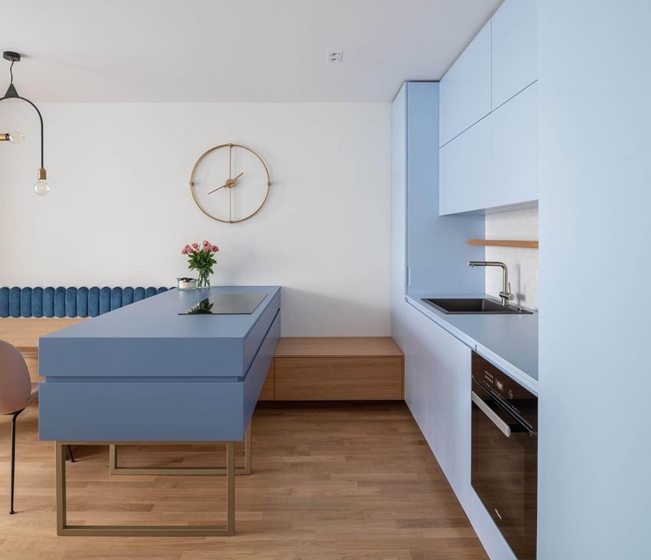 Fotografija: Kuhinjo v svetlo modrem odtenku so zasnovali v arhitekturnem biroju idea:list studio. Kuhinja je del bivalnega prostora z izhodom na balkonsko ložo. FOTO: osebni arhivi lastnikov