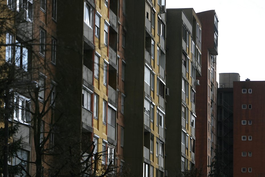 Fotografija: Vlada opozarja tudi posamične lastnike, naj razkužujejo površine, ki pripadajo njihovim individualnim stanovanjem. FOTO: Uroš Hočevar