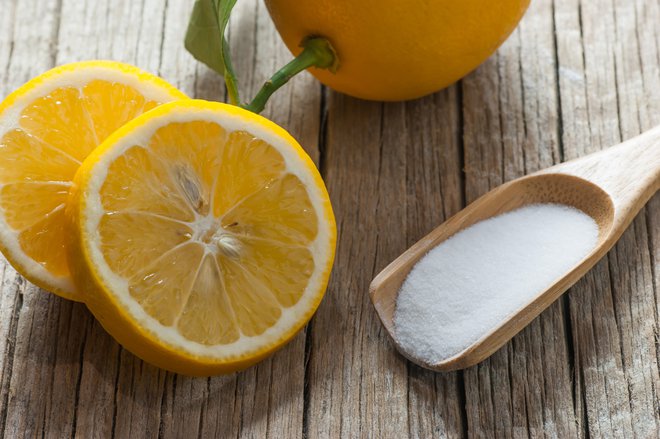 Namesto 4 gramov pecilnega praška uporabimo gram sode bikarbone in pol čajne žličke limonovega soka.