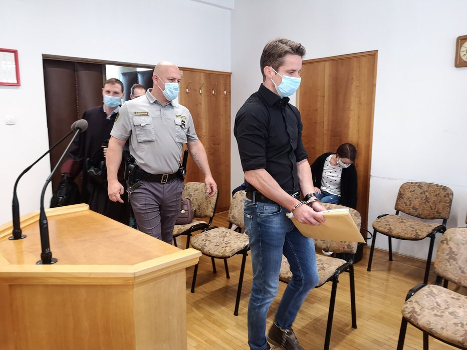 Fotografija: Aleša Dovgana so v sodni dvorani premagale solze. Fotografiji: Mojca Marot