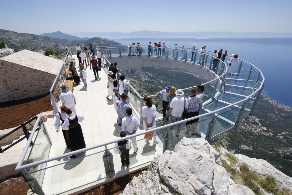 Fotografija: Obiskovalcem se odpre razled nad Makarsko. FOTOgrafiji: Cropix
