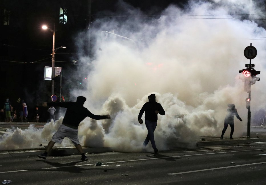 Fotografija: Nasilja ne bo ustavila niti policijska ura, se boji oblast. FOTO: Djordje Kojadinovic/Reuters