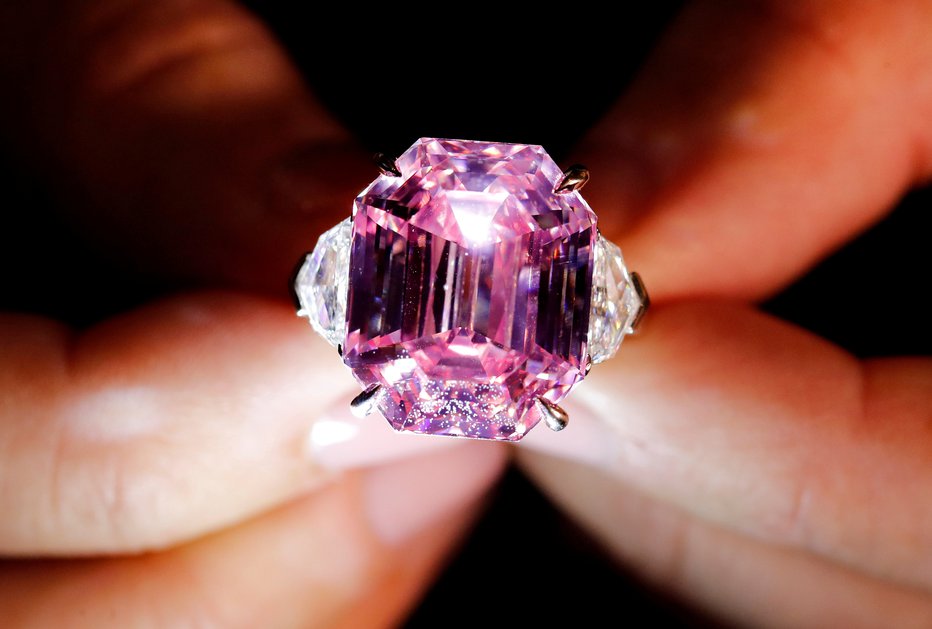 Fotografija: Diamantni nakit mnogi Slovenci vidijo kot investicijo. FOTO: Reuters