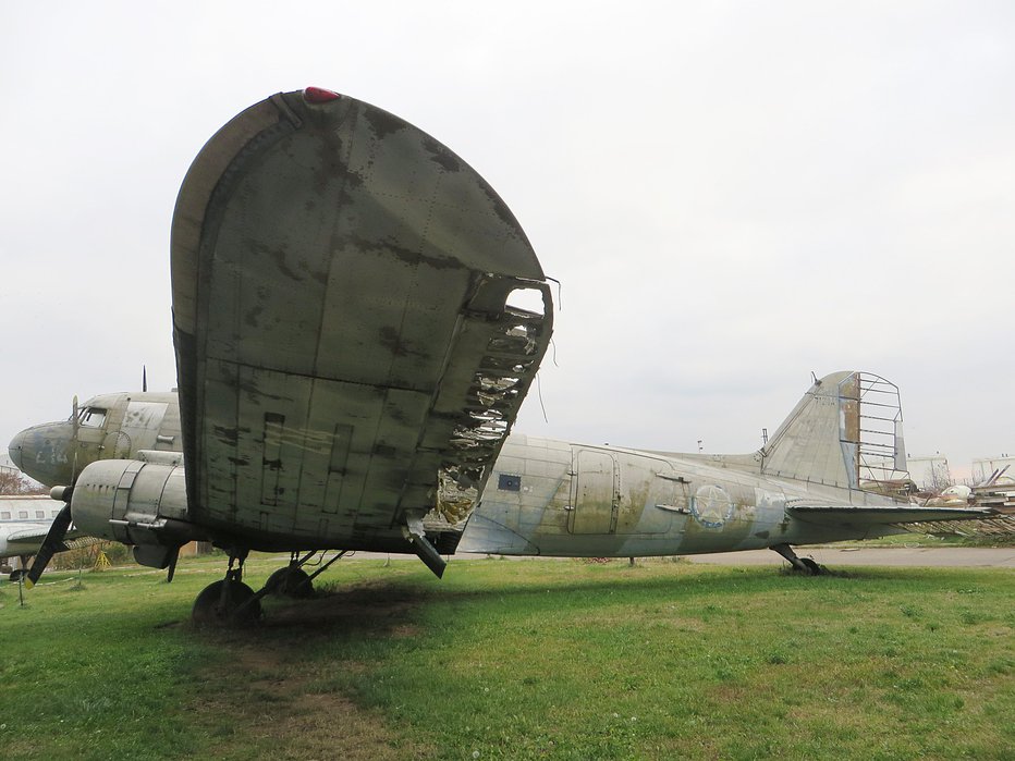 Fotografija: Fotografija je simbolična. Na fotografiji vojaško transportno letalo iz letalskega muzeja v Beogradu. FOTO: Milena Zupanič, Delo
