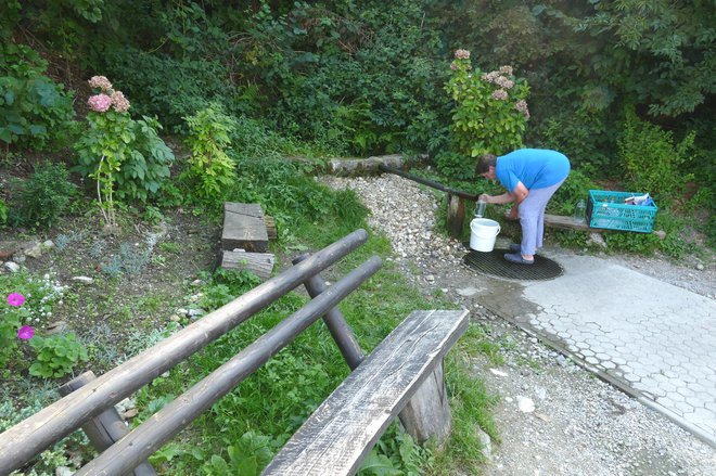 Ljubljančani si lahko odlično in še zdravilno vodo natočijo pod Šišenskim hribom. FOTO: Primož Hieng