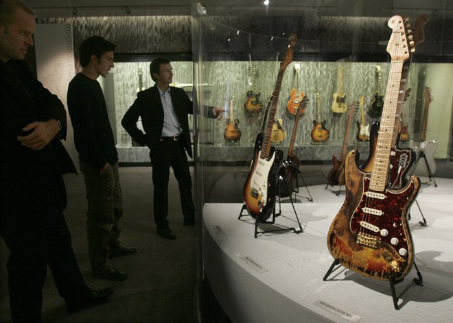 Kitare Jimija Hendrixa so pogosto zvezdnice razstav. FOTO: Benoit Tessier/Reuters
