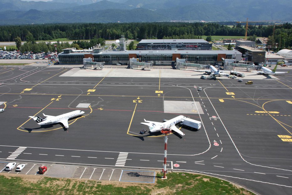 Fotografija: Ljubljansko letališče iz zraka. Foto: Primož Hieng