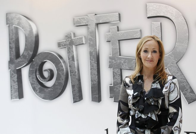 J. K. Rowling se je v devetdesetih komajda prebijala iz meseca v mesec. FOTO: Suzanne Plunkett/Reuters