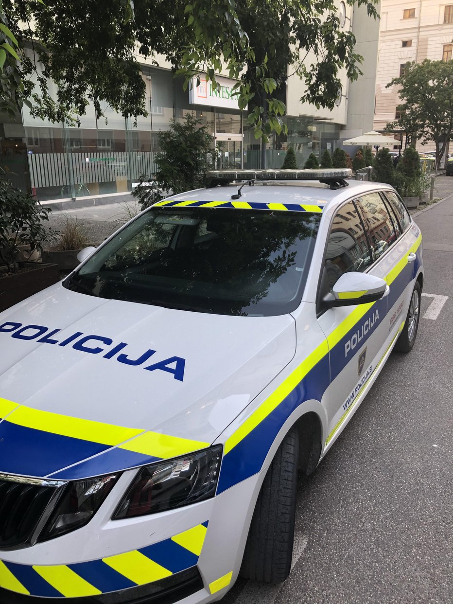 Fotografija: Parkiranje policijskih vozil v središču Ljubljane. FOTO: bralec