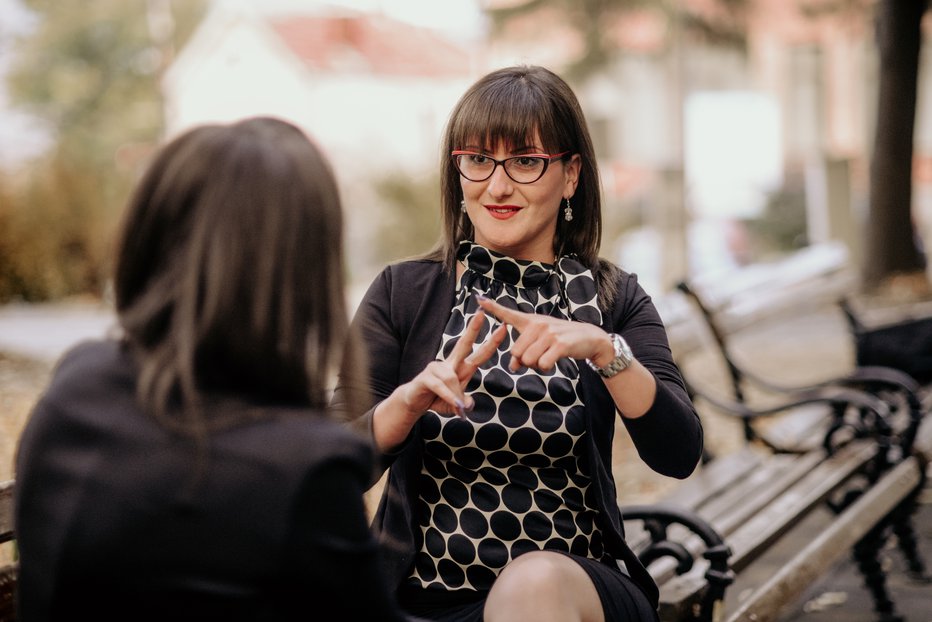 Fotografija: Potrebujejo dostop do javnih informacij in storitev prek tolmačenja v znakovnem jeziku. FOTO: Nikolapetkovic1988/Getty Images/