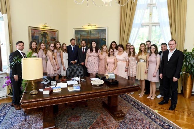 Z dekliškim zborom Vox Angelica pri predsedniku Borutu Pahorju