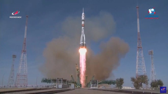 Sojuz MS-17 je ponesel člane trenutne ekspedicije. FOTO: Ruska vesoljska agencija Roscosmos/REUTERS