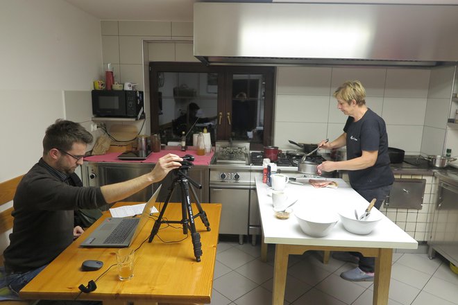 Ambrož Černe, ki je poskrbel za spletni prenos kuharske delavnice, in Vera Grgurič. FOTOGRAFIJE: Špela Ankele