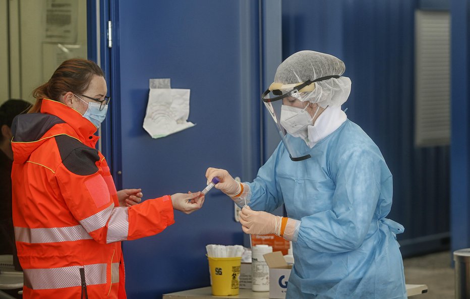 Fotografija: Testiranje na novi koronavirus na Metelkovi v Ljubljani. FOTO: Blaž Samec, Delo