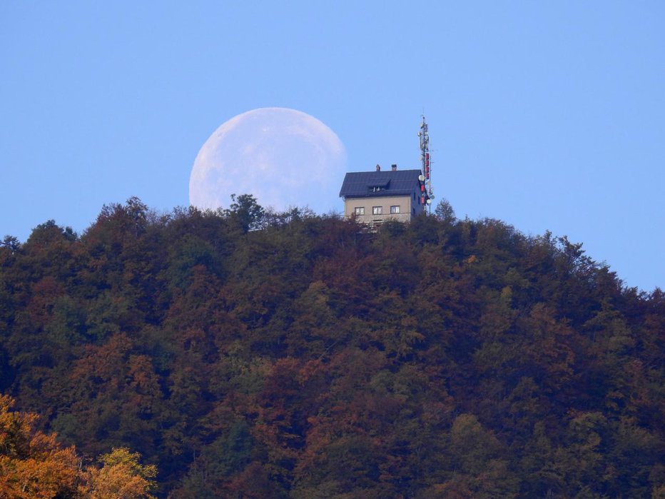 Fotografija: Luna za 1025 metrov visokim Lubnikom nad Škofjo Loko. FOTO: Bralec Egon