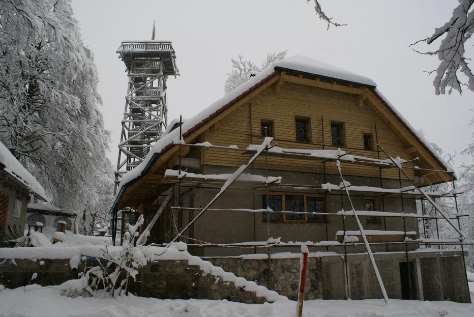 Fotografija: Nova planinska koča z razglednim stolpom. Foto: Jure Žitko