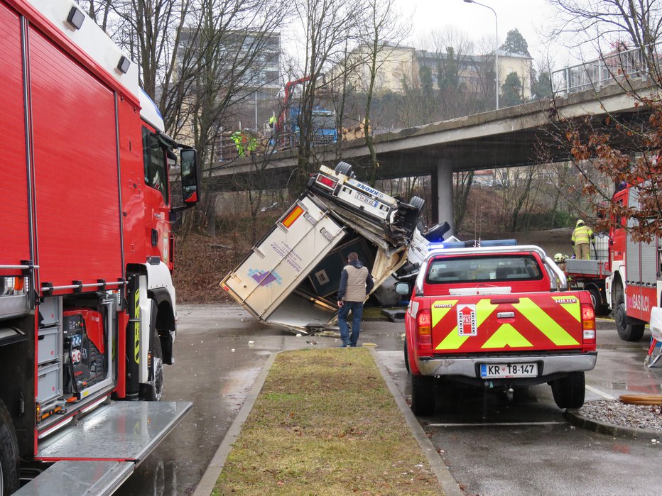 Fotografija: Pred dnevi se je zgodila podobna nesreča, ko je v Kranju tovornjak padel z nadvoza na parkirišče. FOTO: Blaž Račič