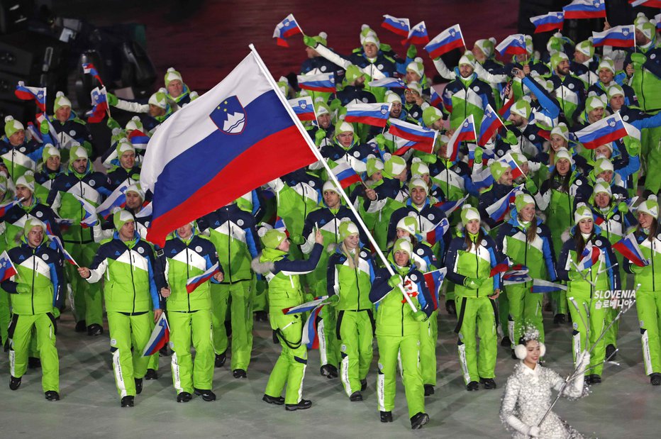 Fotografija: Slovenski športniki na otvoritveni slovesnosti. FOTO: Damir Sagolj, Reuters