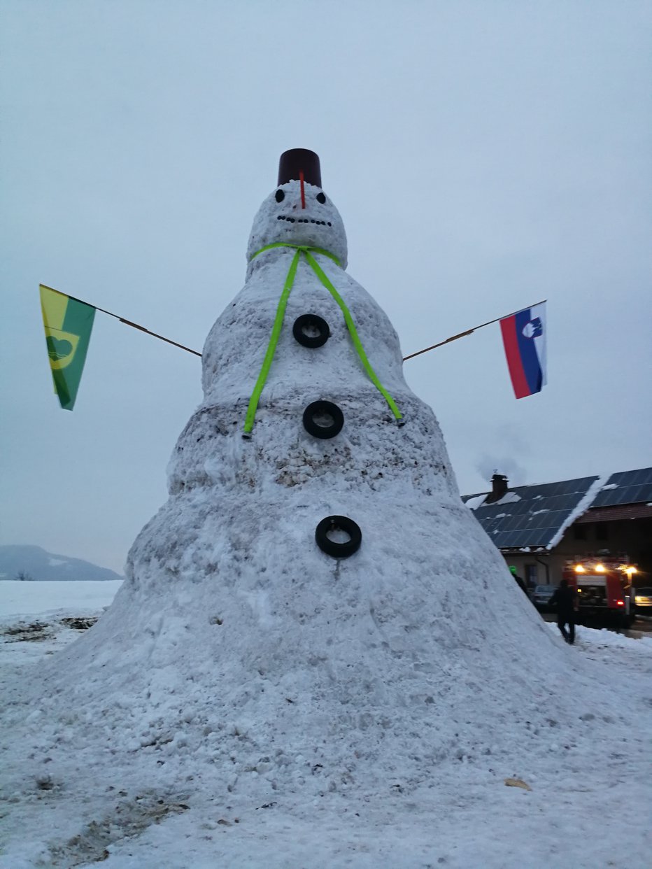 Fotografija: Snežak velikan. FOTO: Kristjan, bralec poročevalec