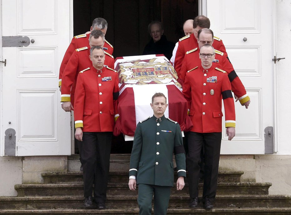 Fotografija: Krsto s posmrtniki ostanki danskega princa so prepeljali iz palače Fredenborg. FOTO: AP