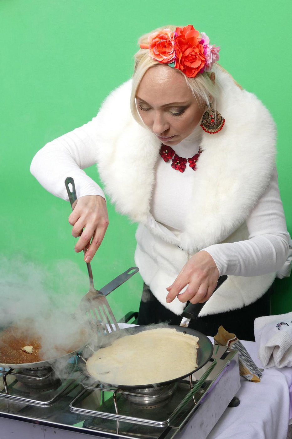 Fotografija: Tudi v Trnovem so ob praznovanju maslenice pekli palačinke. Fotografije: Primož Hieng